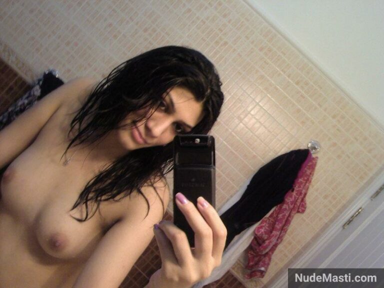 Desi Indian girlfriend taking her nude selfie