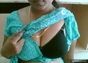 tamil married woman showing her big boobs in bra