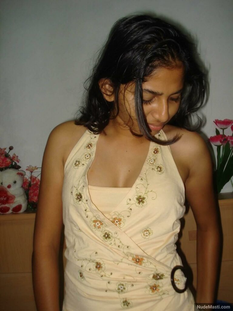 gorgeous desi college girl cleavage