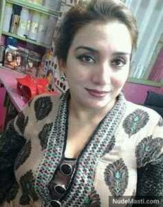 Sexy Pakistani beautician bhabhi